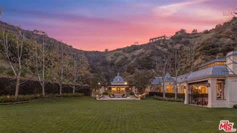 Mark Wahlberg Sells LA Mansion With 20 Bathrooms, Private Golf Course ...