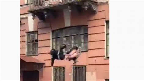 Un vídeo capta la caída de una pareja desde un balcón en plena pelea