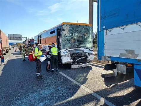 Cinco Heridos Leves En Un Accidente Entre Un Turismo Un Camión Y Un Autobús En La A 7 A Su Paso