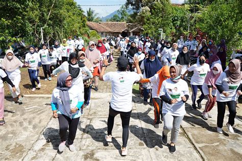 Senam Sehat Teman Sandi Berujung Deklarasi Emak Emak Banten Dukung