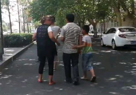 不幸患癌，鄭州一男子路邊哭泣，妻子做法讓人感動 每日頭條