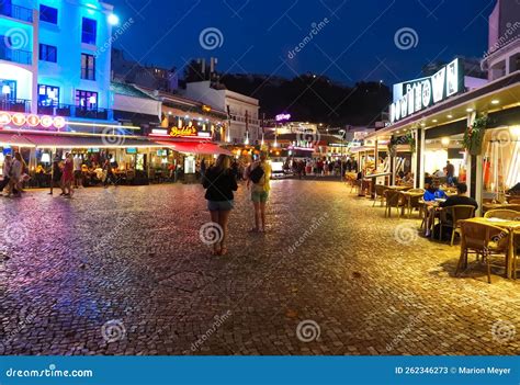 Vida Nocturna En Albufeira En El Algarve De Portugal Con Bares Y