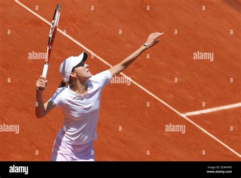 Belgium S Justine Henin Hardenne Defeats 7 5 6 2 Germany S Anna Lena