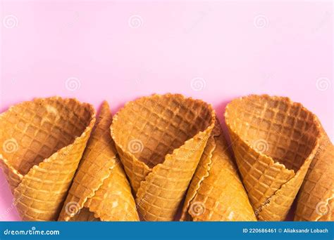 Cones Vazios De Waffle Para Gelado Em Fundo Rosa Imagem De Stock