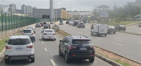 Motorista perde o controle de veículo e bate contra muro na Avenida ACM