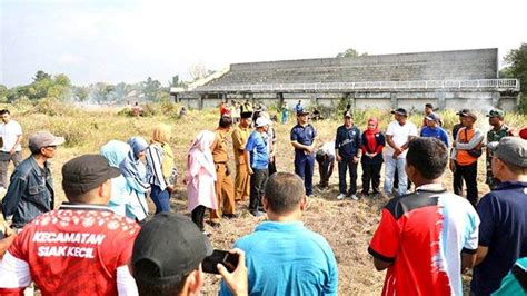 Wabup Bengkalis Bagus Santoso Dan Forkopimcam Goro Bersihkan Stadiun