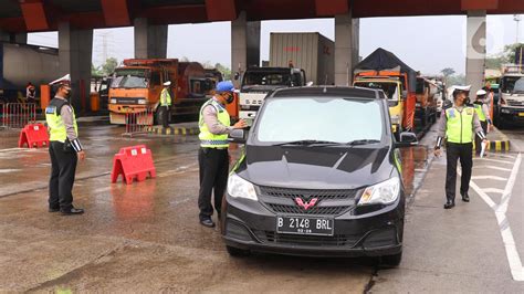 Foto Polisi Putar Balikkan Kendaraan Yang Nekat Mudik Di Gerbang Tol