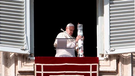 Perchè oggi all Angelus Papa Francesco ha acceso una candela alla