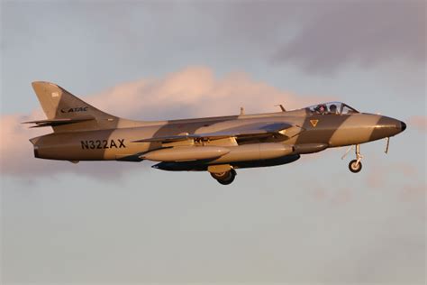 ATAC Hawker Siddeley Hawker Hunter N322AX 厚木飛行場 航空フォト by シンマリオ先輩さん