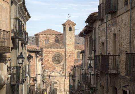 El Tren Que Lleva A Descubrir La Belleza De Piedra De Un Pueblo