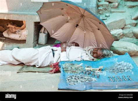 Beggar street india hi-res stock photography and images - Alamy