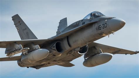 F-16 vs F-18: The Best Multirole Fighter? | International Aviation HQ