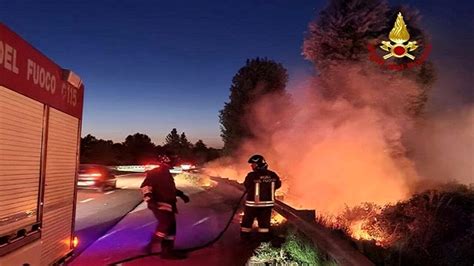 Sterpaglia A Fuoco Lungo La Strada Regionale Le Fiamme Lambiscono La