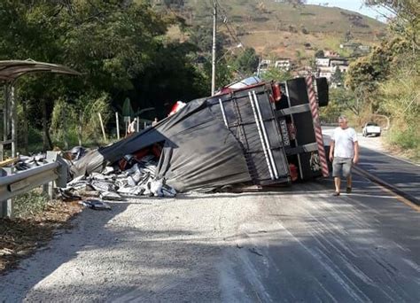 Carreta carregada ração tomba na BR 267 em Juiz de Fora Zona da