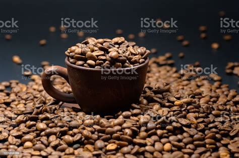 어두운 배경에 커피 컵과 커피 콩 0명에 대한 스톡 사진 및 기타 이미지 0명 가득 찬 갈색 Istock