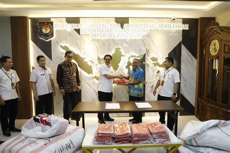 Dukung Sail Teluk Cenderawasih Kemendagri Serahkan Ribu Bendera