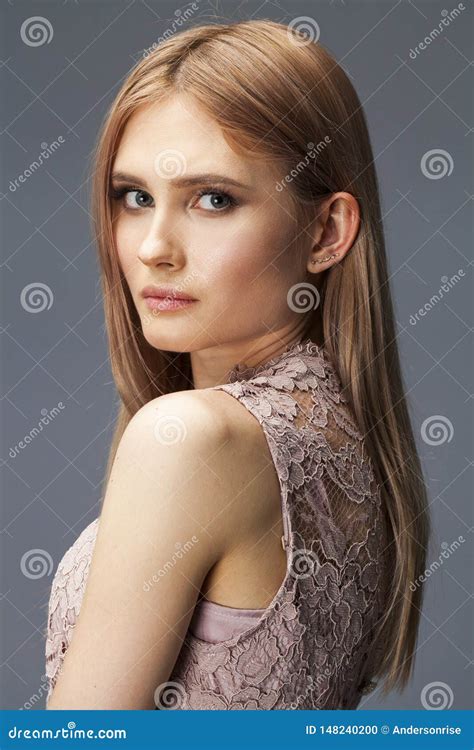 Junge Blonde Dame Im Sexy Kleid Stockfoto Bild von attraktiv schön