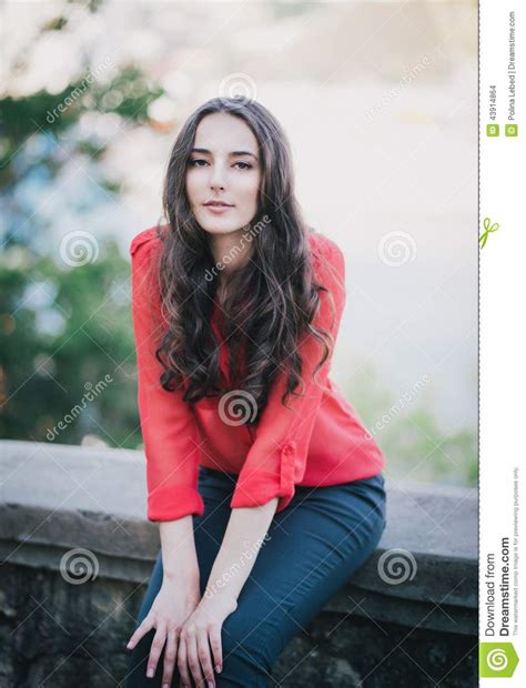 Belle Fille Dans Une Chemise Rouge Posant Sur Une Rue Photo Stock