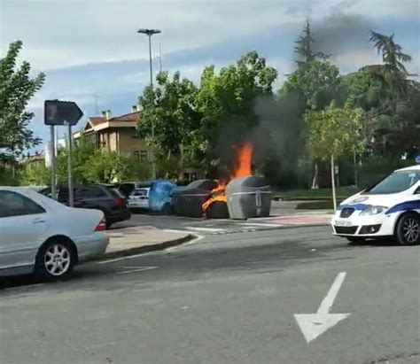 Un Incendio Calcina Unos Contenedores De La Calle Villa De Plencia En