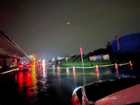 雨彈狂炸！桃園觀音道路成「河」、車輛拋錨 警消救出受困駕駛 社會 自由時報電子報