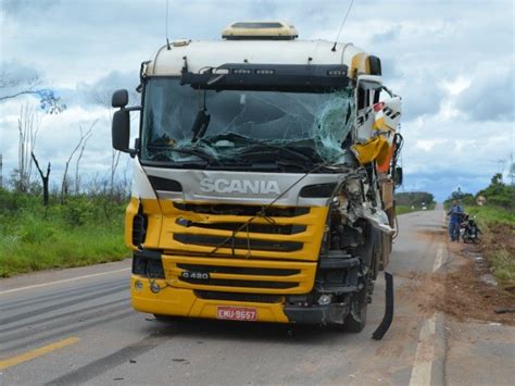 G1 Carreta Tenta Desviar De Buraco Na Br 364 E Atinge Dois Veículos