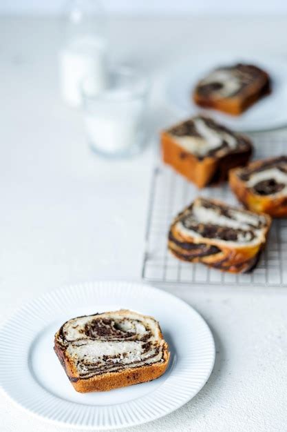 Una Rebanada De Pan Dulce Con Relleno De Semillas De Amapola En Un