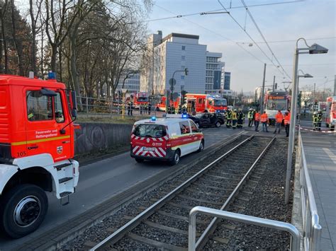 Auto Kollidiert Mit Straßenbahn Feuerwehr Befreit Eingeklemmte Person