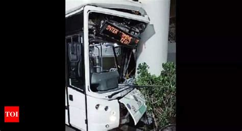 Bengaluru Airport Shuttle Bus Crashes Into Pillar 12 Flyers Hurt