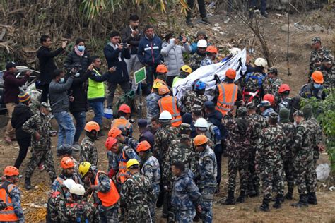 Equipos de rescate encontraron las cajas negras del avión que se