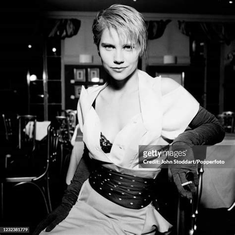 8 Hot Sexy Sammi Davis Bikini Pics