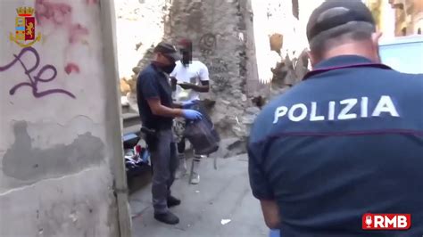 Catania Controlli Della Polizia A San Berillo Youtube