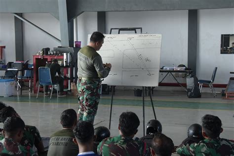 DANPASMAR 1 TINJAU LATIHAN TERJUN YONTAIFIB 1 MAR