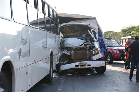 Duas pessoas ficam presas nas ferragens de acidente entre ônibus e