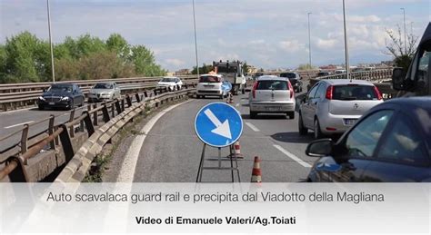 Roma Auto Scavalca Guardrail E Precipita Dal Viadotto Della Magliana