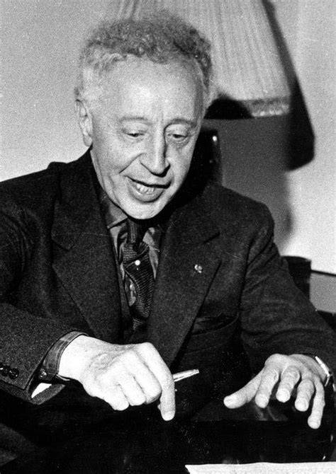 Plano medio de arthur Rubinstein con un bolígrafo en la mano