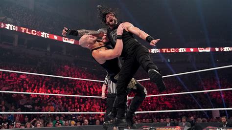 Roman Reigns Vs Rey Corbin Lucha De Mesas Sillas Y Escaleras Fotos