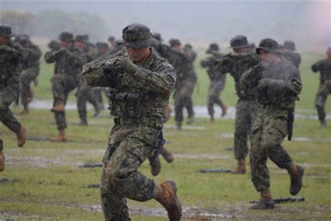 ナイフを使った格闘訓練を披露する隊員たち 「水陸機動団」創設6周年 日頃の訓練の成果披露 長崎・佐世保市の陸自相浦駐屯地 写真・画像