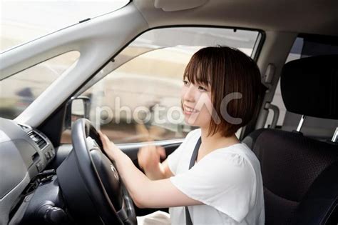 車を運転する女性 No 24553110｜写真素材なら「写真ac」無料（フリー）ダウンロードok