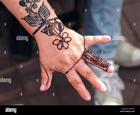 A image showing isolated hand of an Indian bride with herbal heena Stock Photo - Alamy