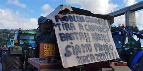 Continua La Protesta Degli Agricoltori In Calabria Il Presidio Dei