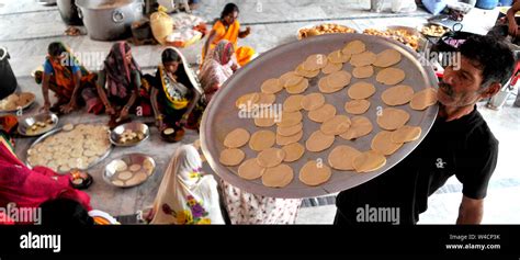 Jammu India 22nd July 2019 A Man Carries A Tray Of Chapattis As