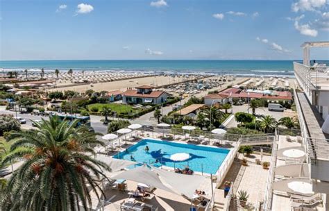 Piscina In Terrazza Con Idromassaggio Hotel Joseph Marina Di Pietrasanta