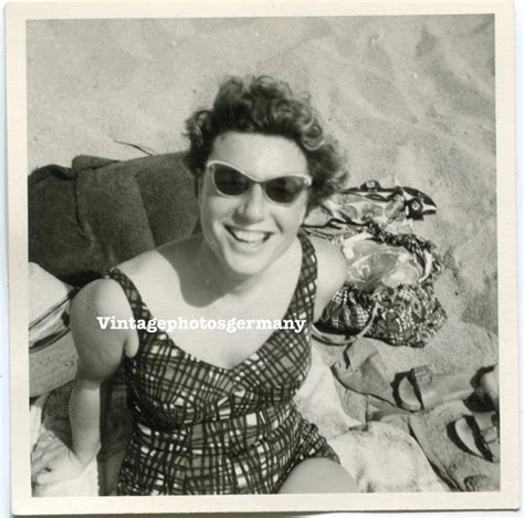 D1739 FOTO 60ER Jahre Hübsche Frau Halb Nackt Girl Bikini Sonnenbrille