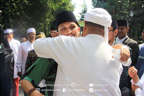 Khutbah Jumat Ustadz Hanan Attaki Pentingnya Santri Untuk Bertaqarrub