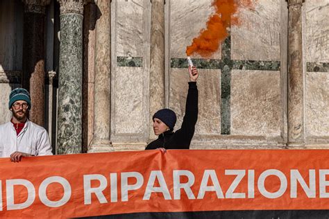 Activistas arrojan barro contra la basílica de San Marcos de Venecia