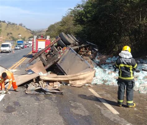 Carreta Carregada Refrigerantes Tomba Na Mg Fm