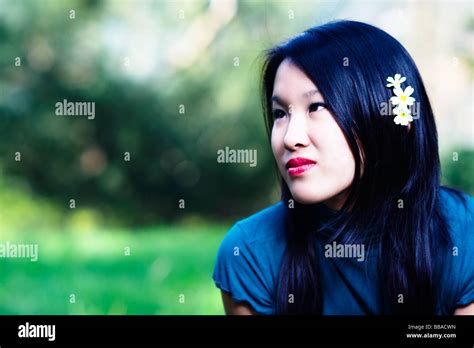 Joven Asiática En Un Parque Fotografía De Stock Alamy