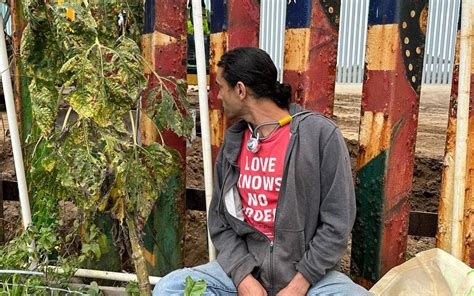 Activistas Se Encadenan Al Muro Para Protestar Por Construcci N De