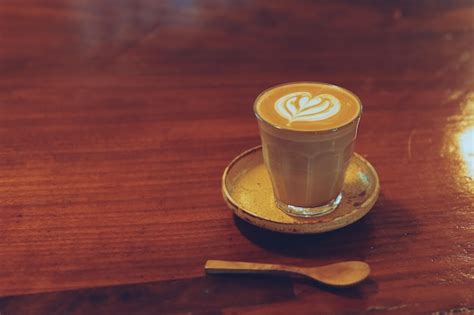 Un Vaso De Café Latte Art En La Mesa Foto Premium