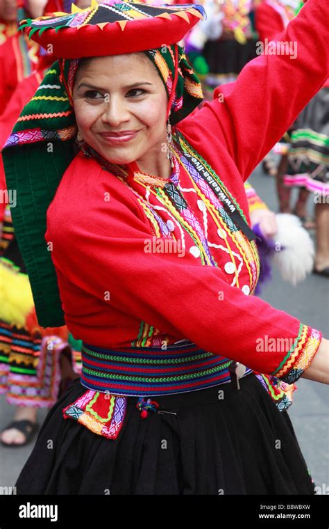 Bolivian woman in traditional dress hi-res stock photography and images ...